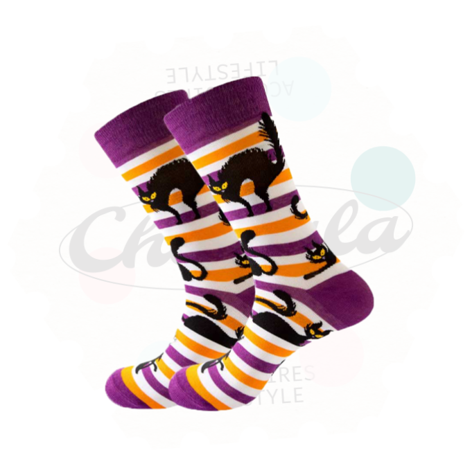 Chaussettes fantaisie chats noirs sur fond rayé violet, orange et blanc, parfaites pour Halloween.