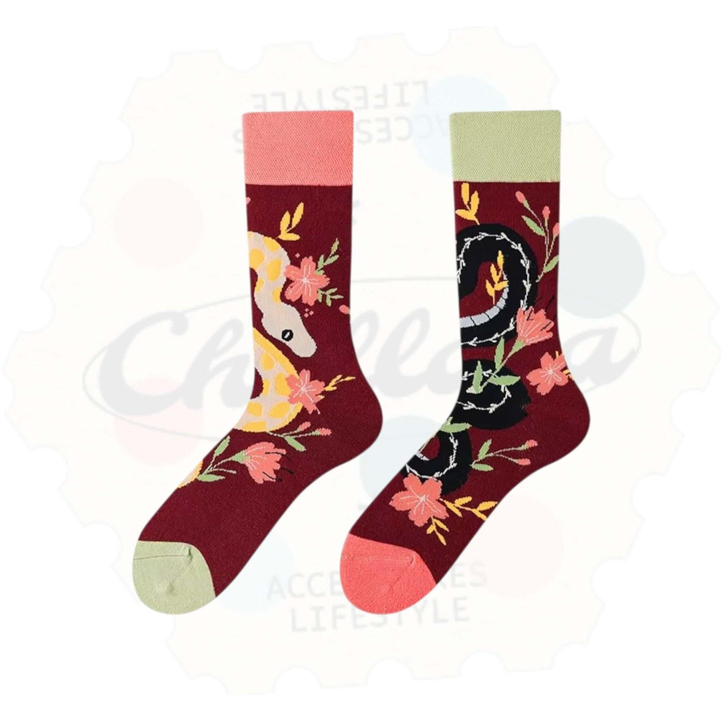 Chaussettes fantaisie dĂ©pareillĂ©es : une chaussette bordeaux avec un serpent noir entourĂ© de fleurs, lâautre avec un dragon chinois colorĂ© sur fond rouge, dans un dĂ©cor floral exotique.