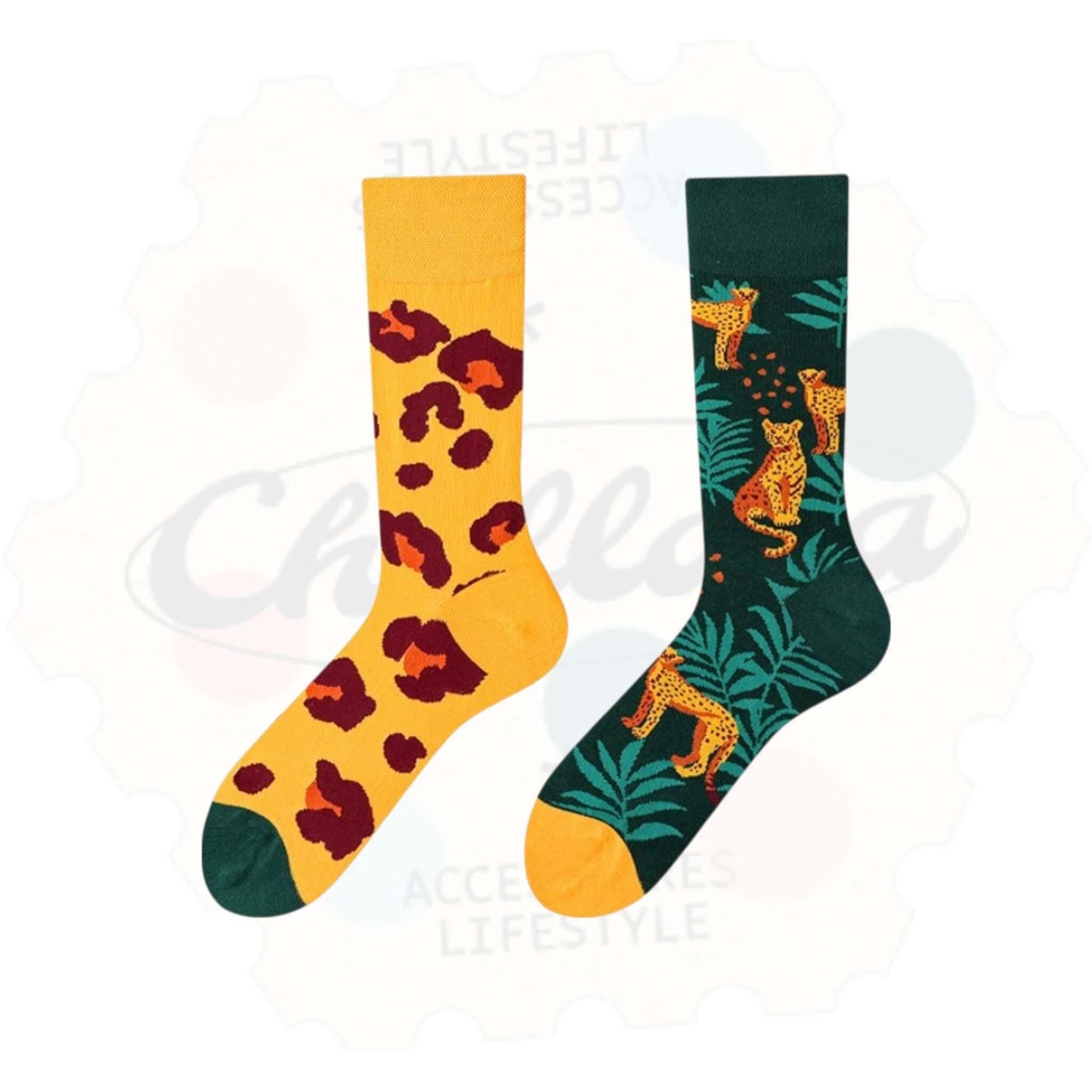 Chaussettes fantaisie dĂ©pareillĂ©es avec motifs de lĂ©opards et imprimĂ© taches de fauve. Une chaussette verte Ă motif jungle avec lĂ©opards orange, lâautre jaune avec imprimĂ© lĂ©opard.