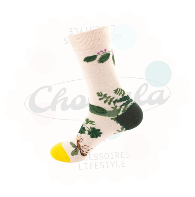 Chaussettes fantaisie abeille avec motif botanique sur fond blanc et touches florales, vertes et jaunes.