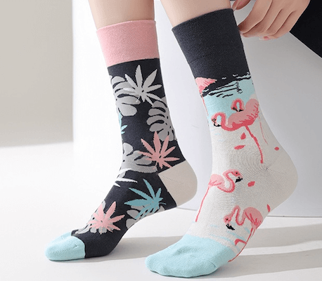 chaussettes fantaisie dépareillées colorées avec motif flamants roses et feuillage jungle tropicale, style original et tendance, Chollala