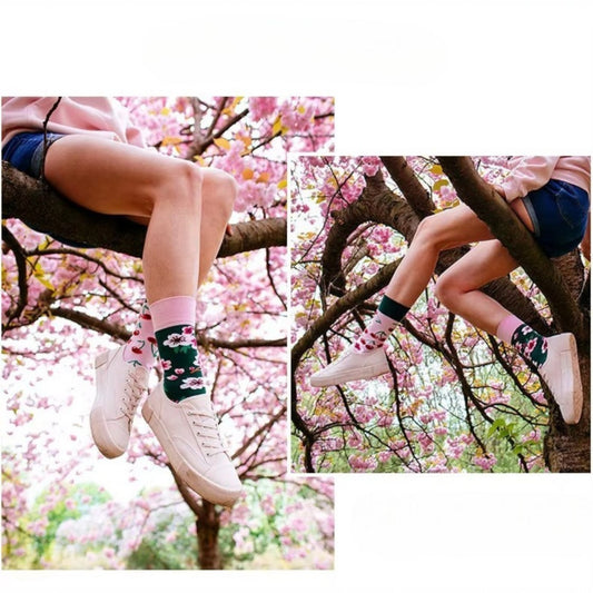 chaussettes fantaisie dépareillées aux motifs fleurs de cerisier, portées avec baskets blanches dans un arbre en fleurs au printemps