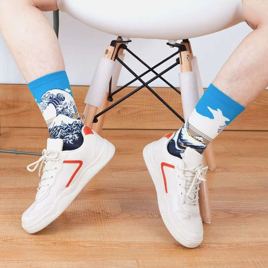 Chaussettes fantaisie inspirées de la grande vague de Kanagawa et du mont Fuji, style art japonais Hokusai, avec fond bleu et détails artistiques.